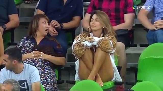 Tribündeki güzel seyirciyi gören Arap spiker fena coştu