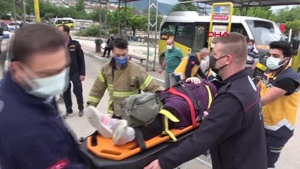 BURSA'DA OTOMOBİL, OTOBÜS DURAĞINA DALDI: 5 YARALI