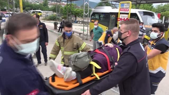BURSA'DA OTOMOBİL, OTOBÜS DURAĞINA DALDI: 5 YARALI