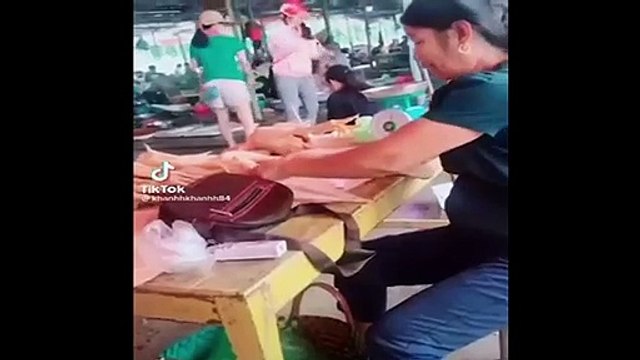 Tiểu thương dùng keo 502 dán râu mực