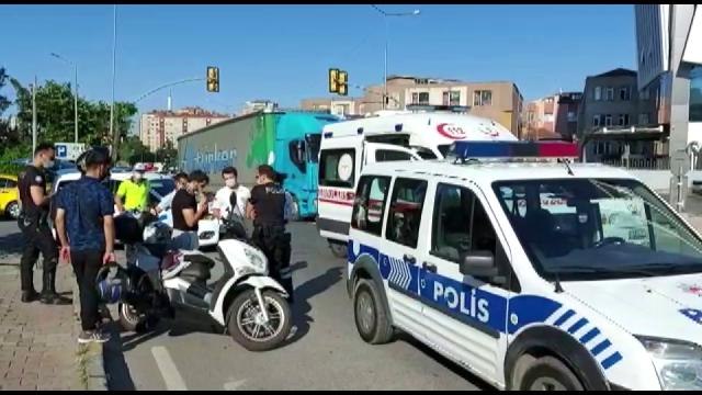 (ÖZEL)-Ataşehir'de ticari taksi motosiklete çarptı 1 kişi yaralandı