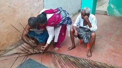 அந்தப் பக்கம் அப்பா.. இந்தப் பக்கம் மனைவி.. 2 "வாத்தியார்கள்".. ஓலை முடைந்த  சுப. உதயகுமாரன்!