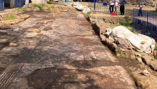 3 bin 500 yıllık mahallede kaçak kazı sırasında bulunan mozaikler 24 saat boyunca korunuyor