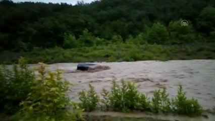 Son Dakika | Sel suyuna kapılan aracın sürüklenme anı