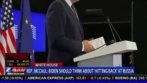 Joe Biden cazado en un vídeo durante una rueda de prensa utilizando tarjetas escritas por sus asesores para saber lo que tiene que decir, sobre todo contra Trump
