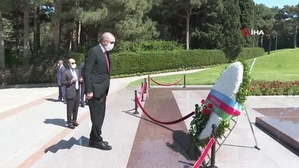 Video herunterladen: -Cumhurbaşkanı Erdoğan, merhum Cumhurbaşkanı Haydar Aliyev'in kabrini ziyaret etti