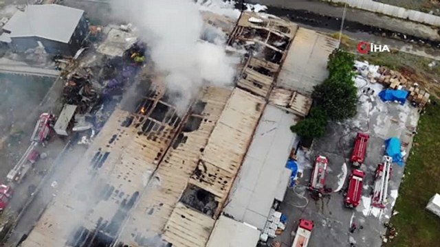 Küçükçekmece'de yanan kağıt ambalaj üretim merkezi havadan görüntülendi