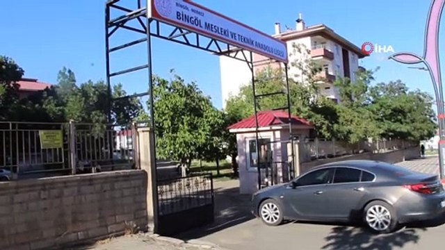 Güneş enerjisi ve kendi yazılımlarıyla okul giriş kapısını otomatik yaptılar