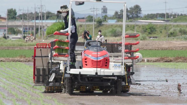 [녹색] 자율주행 이앙기 등장...첨단 농업기술 속속 개발 / YTN