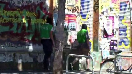 Berlin'de polise taşlı saldırı