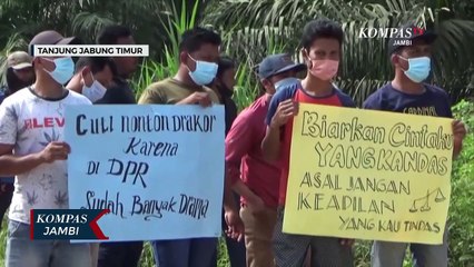 Warga Desa Pematang Rahim Tutup Jalan Yang Rusak
