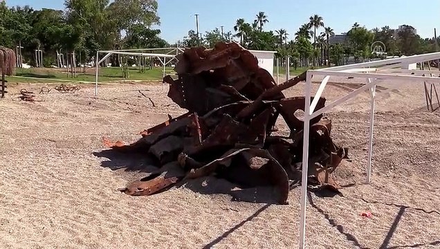ANTALYA - Dünyaca ünlü Konyaaltı Plajı yakınındaki 83 yıllık batık gemi karaya çıkarıldı