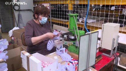 A 75 ans, la sandale en plastique Méduse séduit toujours autant