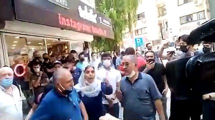 Saldırının ardından HDP İzmir İl Başkanlığı önünde toplanan partililer: Kutuplaşmanın sorumlusu Erdoğan'dır