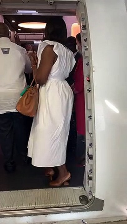 Voici quelques vidéos exclusives de Laurent Gbagbo lors de son embarquement partie 2