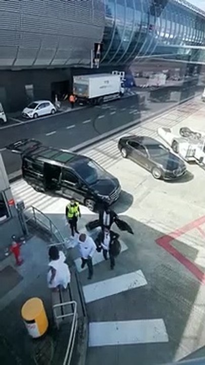 Voici quelques vidéos exclusives de Laurent Gbagbo lors de son embarquement partie 1