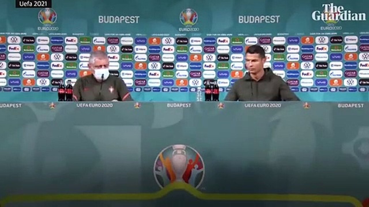 Ronaldo dẹp bỏ những chai Coca-Cola Drink Watter
