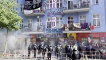 Son dakika haberleri! Almanya'da polis aşırı solcu gruplar tarafından işgal edilen binaya zor kullanarak girdi