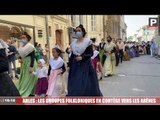 Arles : les groupes folkloriques en cortège vers les arènes