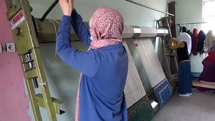 VAN - Kırgız kadınların ilmek ilmek dokuduğu özel motifli halılar yurt dışına gönderiliyor