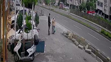 Son dakika haber... KONTROLDEN ÇIKAN OTOMOBİLİN KARŞI ŞERİDE GEÇMESİ GÜVENLİK KAMERASINA YANSIDI