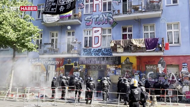 Almanya’da aşırı solcu gruplar polise saldırdı