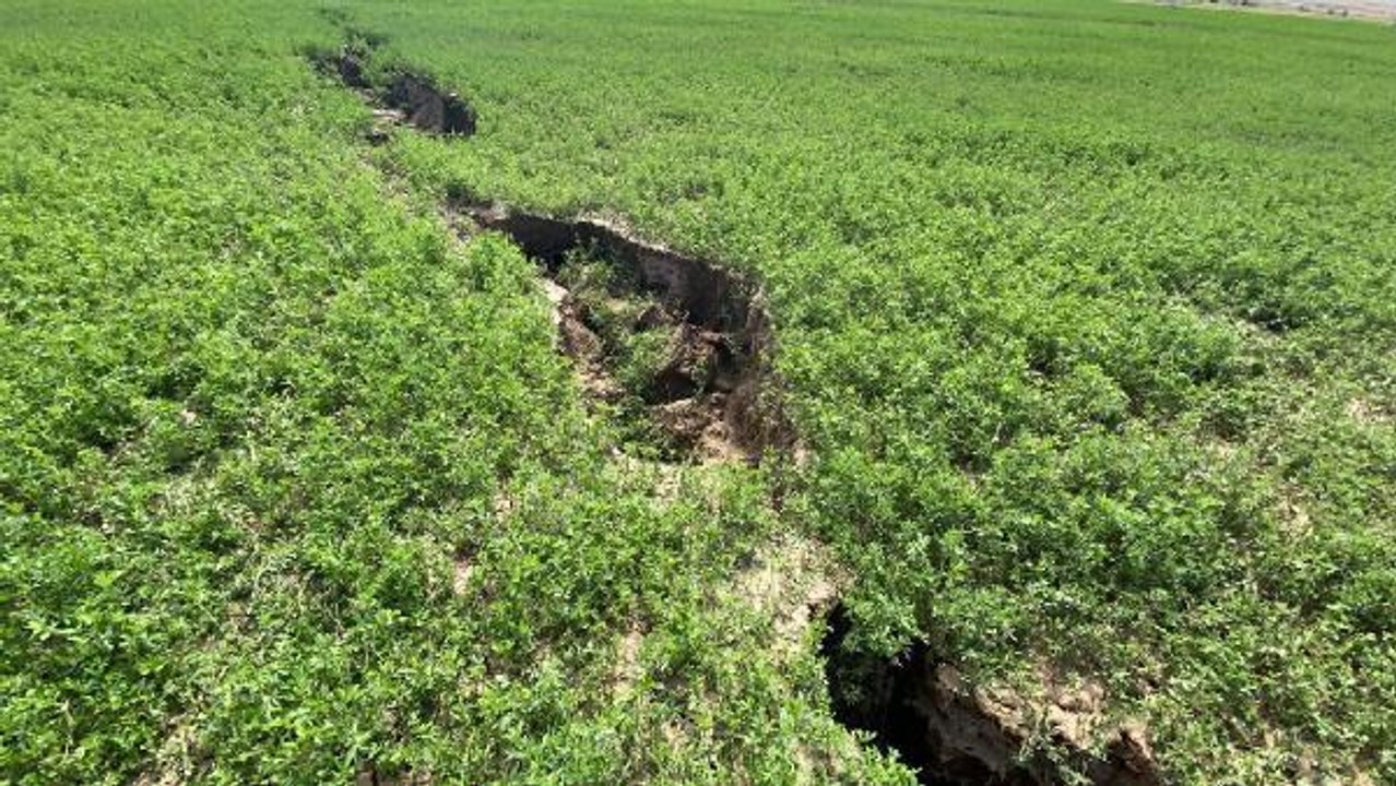AFYONKARAHİSAR'DA YOLDA VE TARIM ARAZİSİNDE OLUŞAN YARIK 2 KİLOMETREYE ULAŞTI