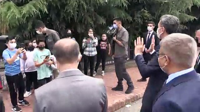 KARABÜK - Milli Eğitim Bakanı Ziya Selçuk, şehit öğretmen Şenay Aybüke Yalçın'ın ailesini ziyaret etti