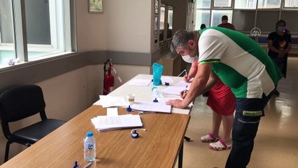 İZMİR - Aşı merkezlerinde hareketlilik devam ediyor