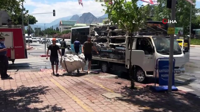 Karton yüklü kamyonet seyir halindeyken cayır cayır yandı