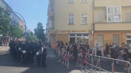 La policía rompe la puerta del piso okupa de Berlín pero ellos se resisten
