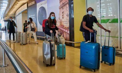 Informes: La UE levantará las restricciones para todos los viajeros de EE.UU