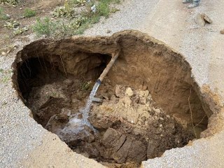 AFYONKARAHİSAR'DA YOLDA VE TARIM ARAZİSİNDE OLUŞAN YARIK 2 KİLOMETREYE ULAŞTI