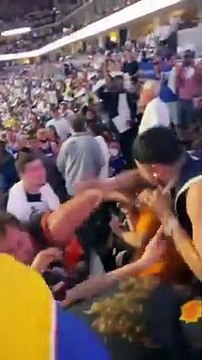 Devin Booker récompense le fan des Suns qui s'était bagarré dans les tribunes