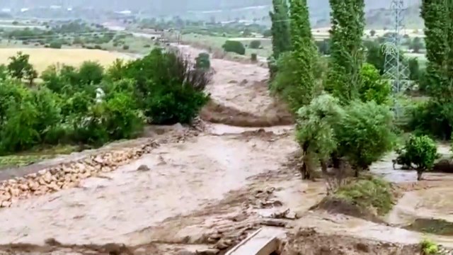 YOZGAT - Aydıncık ilçesinde meydana gelen sel sulama kanalları ve tarım alanlarına zarar verdi