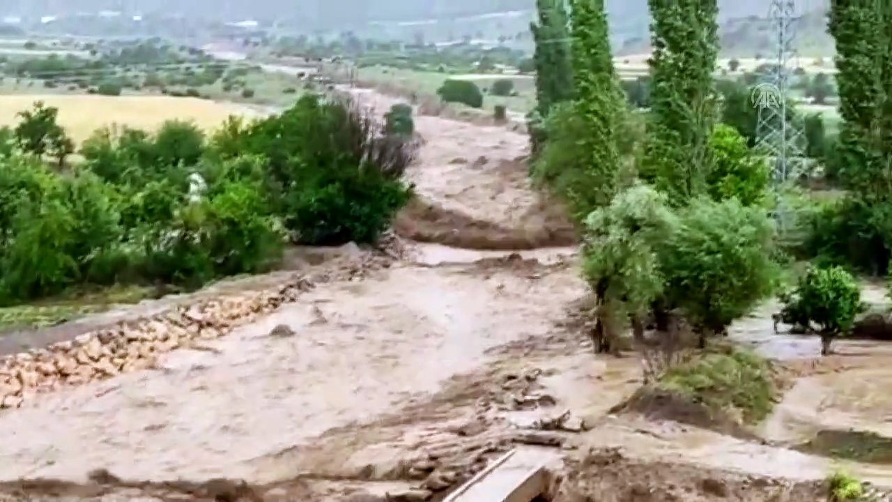 YOZGAT - Aydıncık ilçesinde meydana gelen sel sulama kanalları ve tarım alanlarına zarar verdi