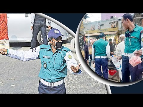 সড়কে এক হাতে সংকেত, অন্য হাতে ইফতার | Jagonews24.com