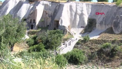 NEVŞEHİR KAPADOKYA'DA PERİBACALARINA SPREY BOYALI TAHRİP