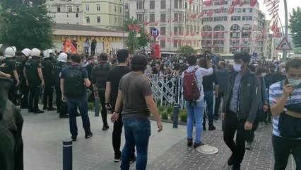 Beyoğlu'nda düzenlenen eylemde bazı kişiler gözaltına alındı