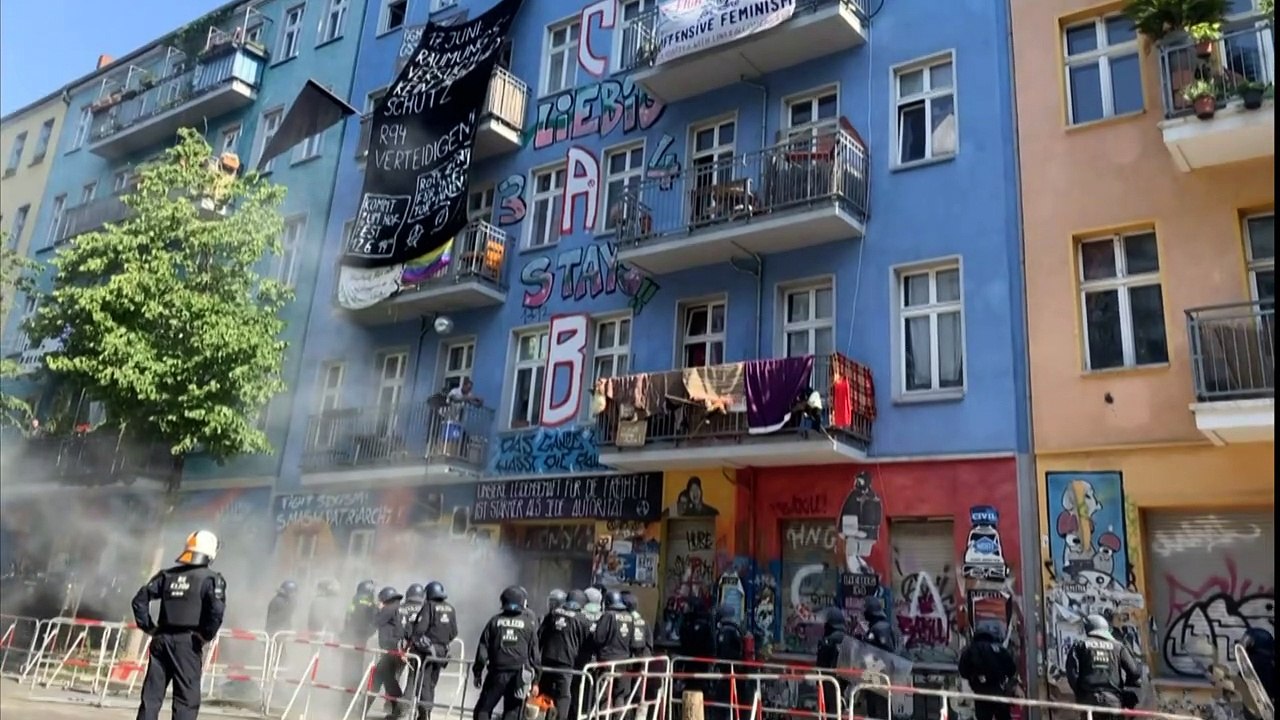 Rigaer 94: farbangriff auf polizisten an besetztem haus in berlin