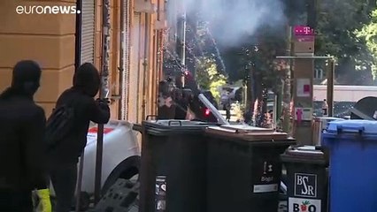 شاهد: إصابة 60 شخصاً في اشتباكات بين الشرطة وسكان مجمع سكني في برلين