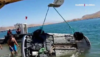 Freni patlayan iş makinesi uçurumdan uçtu