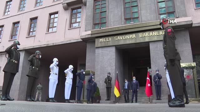 Son dakika haberleri! Bakan Akar, Almanya Savunma Bakanı Annegret Kramp-Karrenbauer ile görüştü
