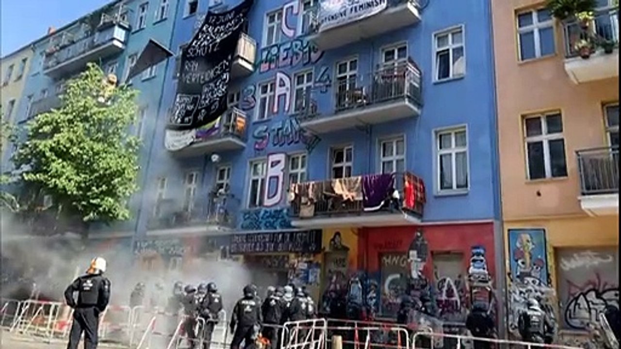Rigaer 94: Farbangriff auf Polizisten an besetztem Haus in Berlin