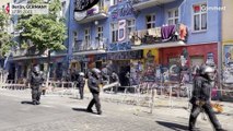 Almanya’da polis aşırı solcu gruplar tarafından işgal edilen binaya zor kullanarak girdi