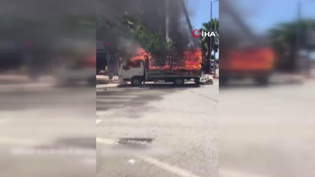 Karton yüklü kamyonet seyir halindeyken cayır cayır yandı