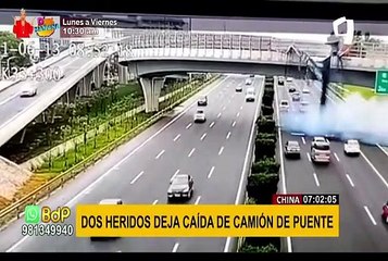 China: camión sin control se estrella en puente y deja a dos personas heridas