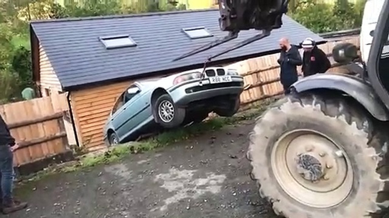 Cette voiture remorquée hors du fossé a failli finir dans la maison... bon réflexe