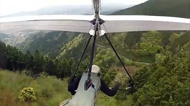 Le cable de son deltaplane casse en plein vol... terrifiant