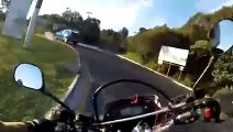 Un motard de la police roule à toute vitesse pour sauver un bébé qui s'étouffe (Brésil)